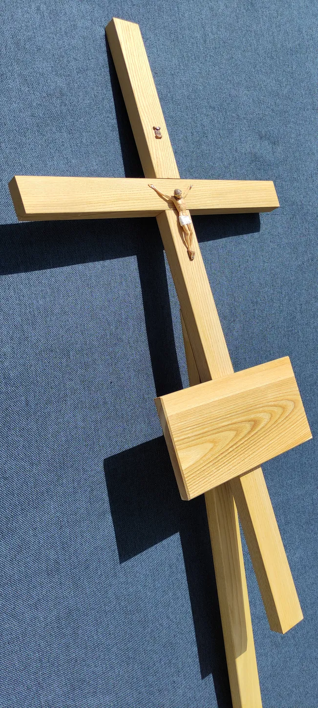 Šviesaus medžio kryžius, modelis 08, vaizdas iš šono