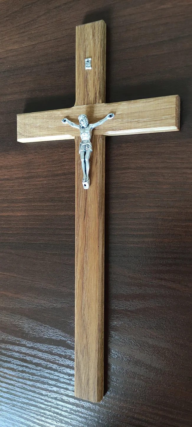 Ąžuolinis kryželis su nukryžiuotuoju, 28 cm aukščio, modelis 3
