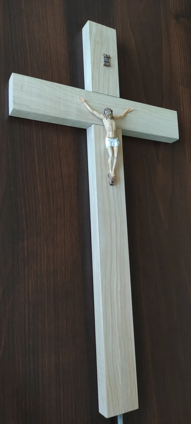 Medinis kryželis (uosis – ąžuolas) su nukryžiuotuoju, 50 cm aukščio, modelis 4
